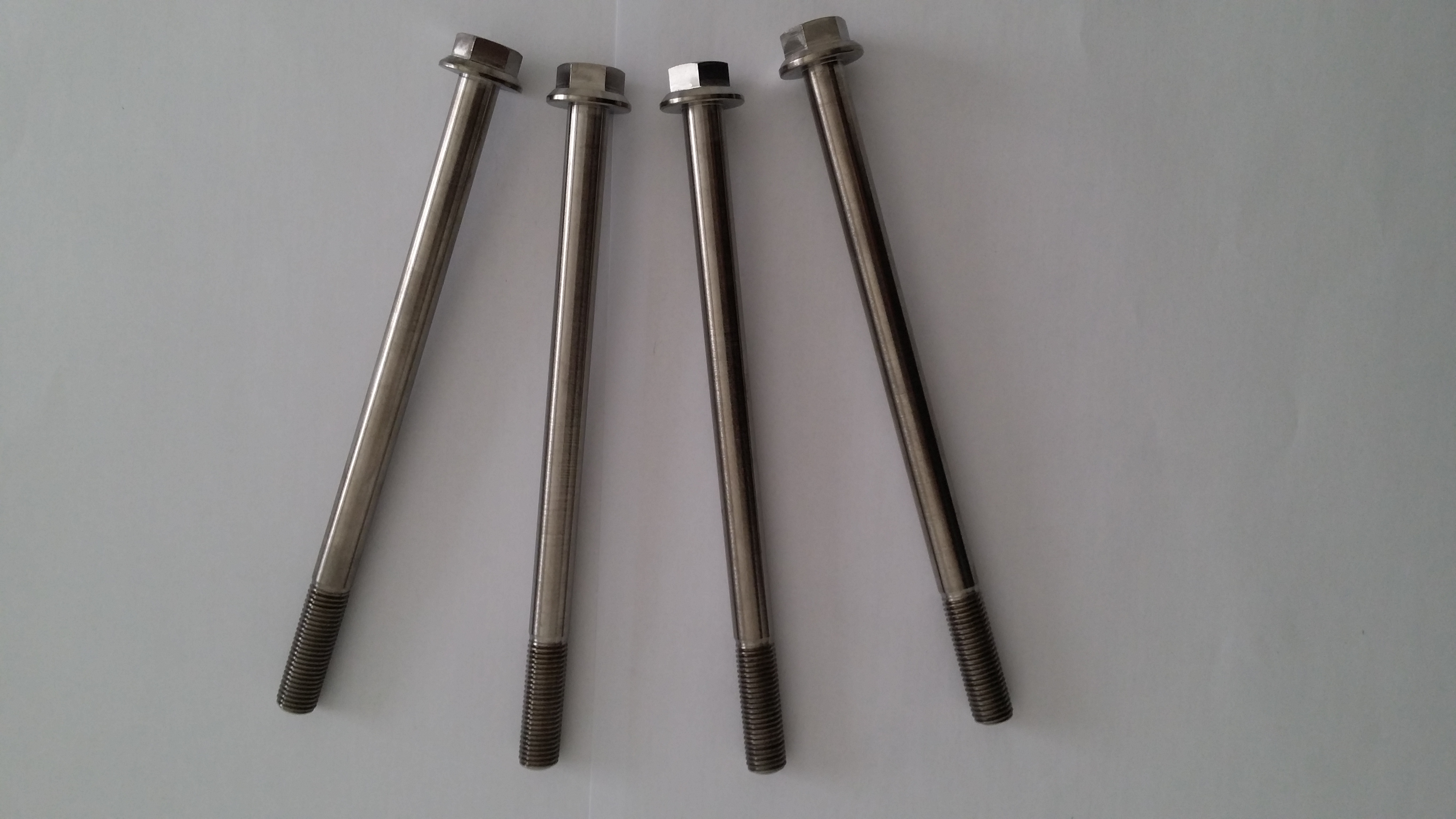Boulon hexagonal à bride en titane Gr5 DIN6921